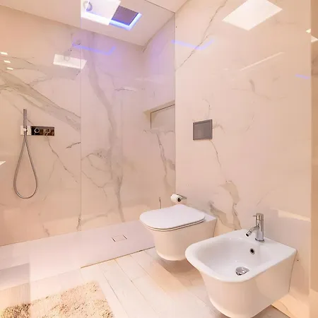Luxury Rooftop Piazza Erbe Apartment