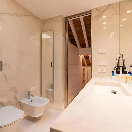 Luxury Rooftop Piazza Erbe Apartment *